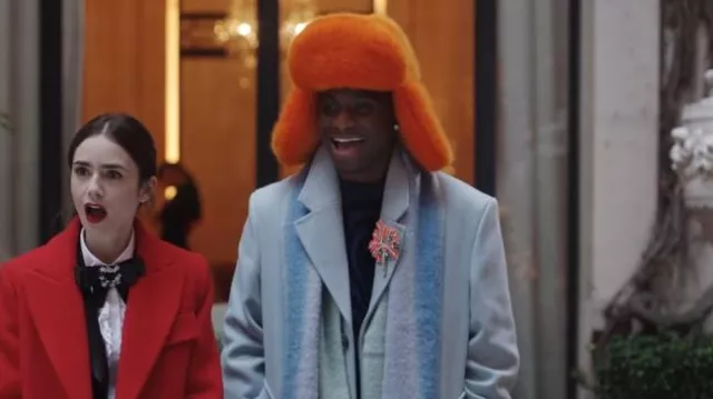 Essentiel Antwerp Broche Palmier Orange, Argent et Bleu portée par Julien (Samuel Arnold) comme on le voit dans Emily in Paris (S04E06)