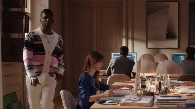 Essentiel Antwerp Fabric Intarsia Cardigan en Multicolore porté par Julien (Samuel Arnold) comme on le voit dans Emily in Paris (S04E07)