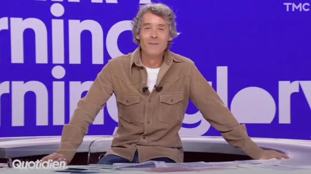 Yann Barthès porte une chemise beige foncée dans l'émission Quotidien du 9 septembre 2024