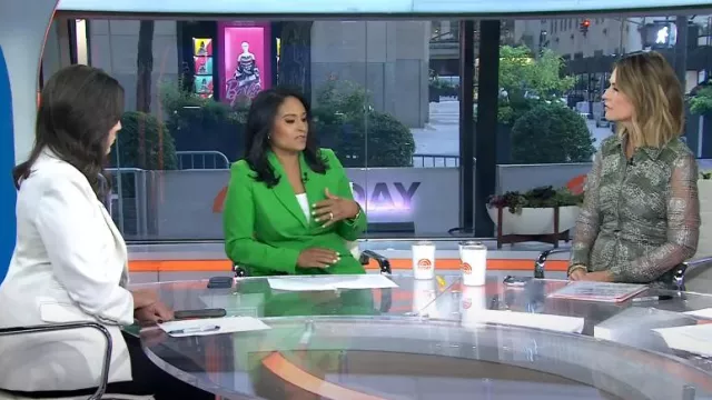 La veste Fold Averill en crêpe stretch vert vif portée par Kristen Welker comme on le voit dans Today le 11 septembre 2024