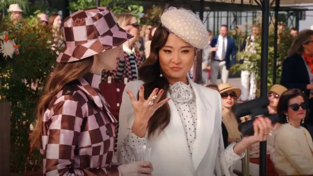 Maison Michel Emily Beret Boina de paja con flores y un velo usado por Mindy Chen (Ashley Park) como se ve en Emily in Paris (S04E08)