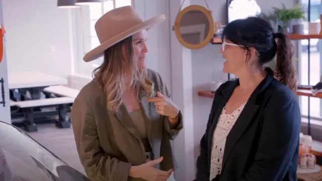 Sombrero de ala de lápiz de Maude North And Main usado por Leslie Davis como se ve en Casas invendibles (S05E02)