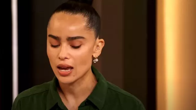 Jessica McCormack Pendientes de aro de diamantes y luna creciente de oro ennegrecido usados por Zoë Kravitz como se ve en The Drew Barrymore Show el 16 de septiembre de 2024