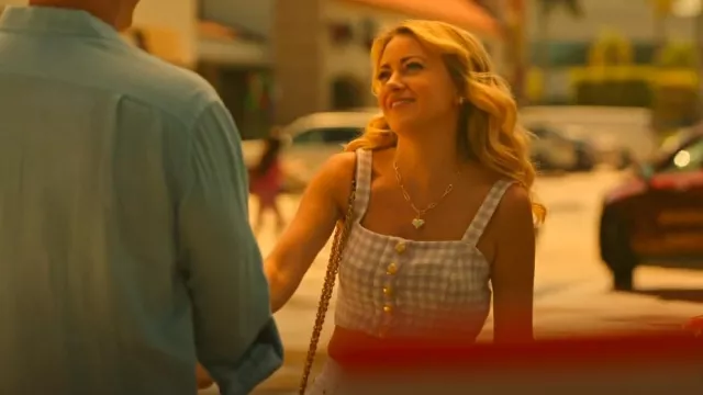 Guess Bella Top porté par Eve Stripling (Meredith Hagner) comme on le voit dans Bad Monkey (S01E01)
