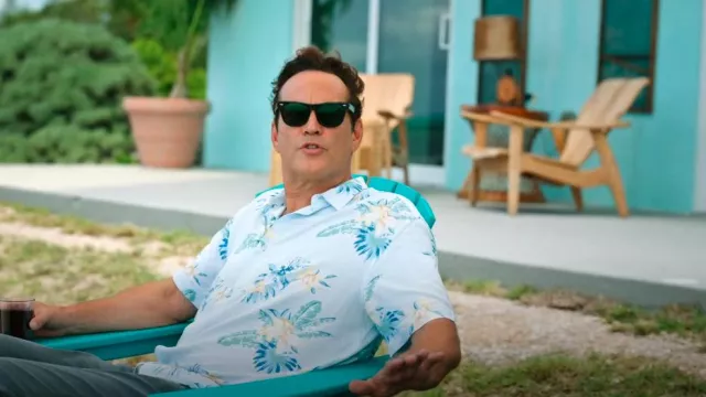 Ray Ban Original Wayfarer porté par Andrew Yancy (Vince Vaughn) comme on le voit dans Bad Monkey (S01E01)