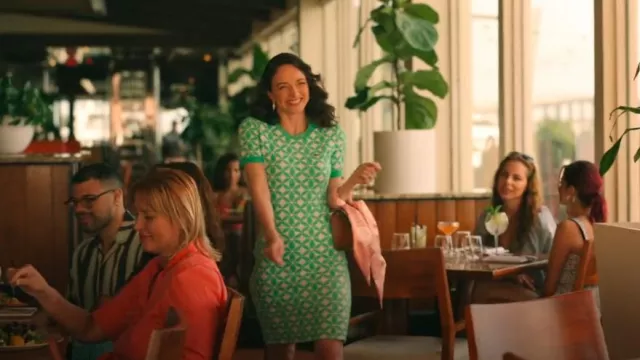 Robe en tricot vert Lacoste portée par Mel Campesino (Gizel Jimenez) comme on le voit dans Bad Monkey (S01E04)