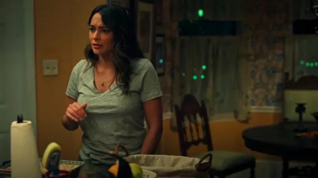Rag & Bone The Slub Tee porté par le Dr Rosa Campesino (Natalie Martinez) comme on le voit dans Bad Monkey (S01E05)