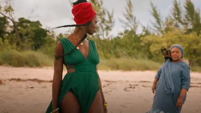 Robe Maxi Solide Athéna Vert Verseau de marque Hunter portée par la Reine Dragon (Jodie Turner-Smith) comme on le voit dans Bad Monkey (S01E05)