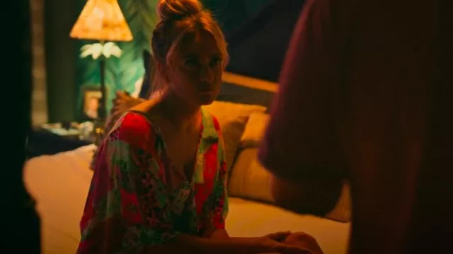 Luli Fama Fierce Soul Cabana Robe à col en V portée par Eve Stripling (Meredith Hagner) comme on le voit dans Bad Monkey (S01E07)