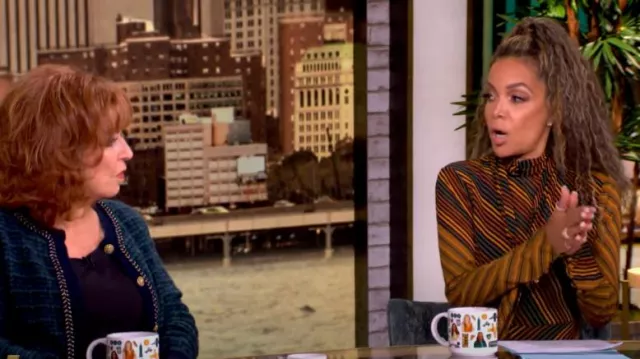 Ronny Kobo Noven Robe midi rayée à col roulé portée par Sunny Hostin, comme on le voit dans The View le 17 septembre 2024