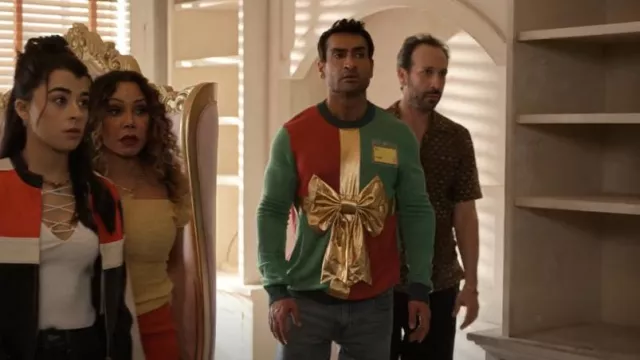 Suéteres de Navidad de los Elfos Borrachos en Envoltura Verde usada por Rudy Thurber (Kumail Nanjiani) como se ve en Only Murders in the Building (T04E04)