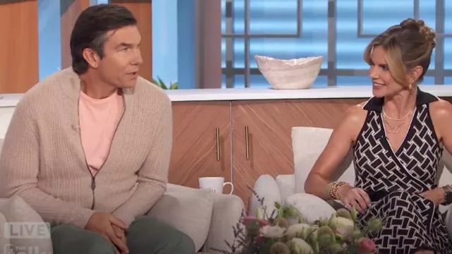 La tienda para hombre en Bloomingdales Suéter de cuello alto con cremallera completa texturizado de lana y cachemira usado por Jerry O'Connell como se ve en The Talk el 12 de septiembre de 2024