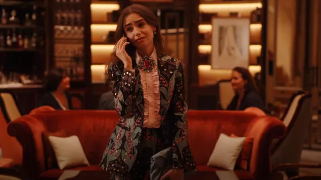 Roger Vivier RV Drapé Bouquet Pearl Strass Buckle Mini Bag en Satén usado por Emily Cooper (Lily Collins) como se ve en Emily in Paris (S04E10)