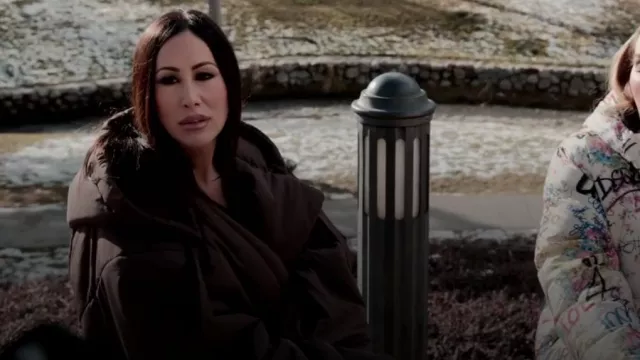 Norma Kamali Saco de dormir con capucha para mujer Abrigo de coche con cordones usado por Angie Katsanevas como se ve en The Real Housewives of Salt Lake City (S05E01)