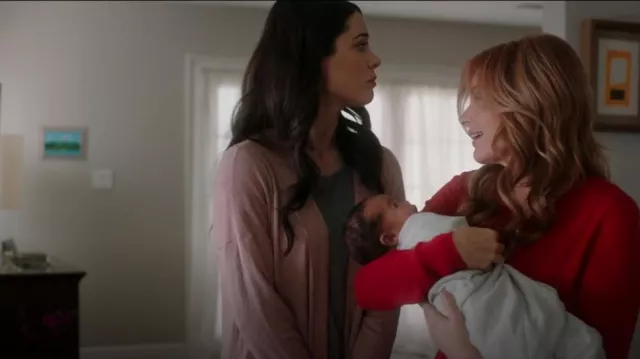 Matty M Soft Pink Long Cardigan porté par Kari Baxter (Ali Cobrin) comme on le voit dans The Baxters (S01E10)