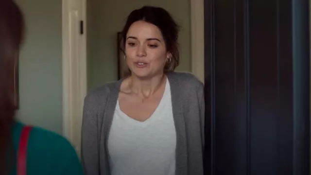 T-shirt à poche en coton Madewell Whisper à col en V porté par Kari Baxter (Ali Cobrin) comme on le voit dans The Baxters (S01E10)