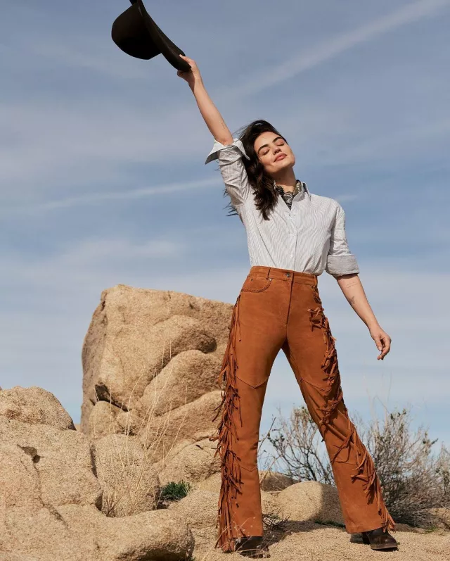 Weekend Max Mara Pantalon évasé en daim porté par Lucy Hale lors de la collection Weekend Max Mara X Lucy Hale le 10 septembre 2024