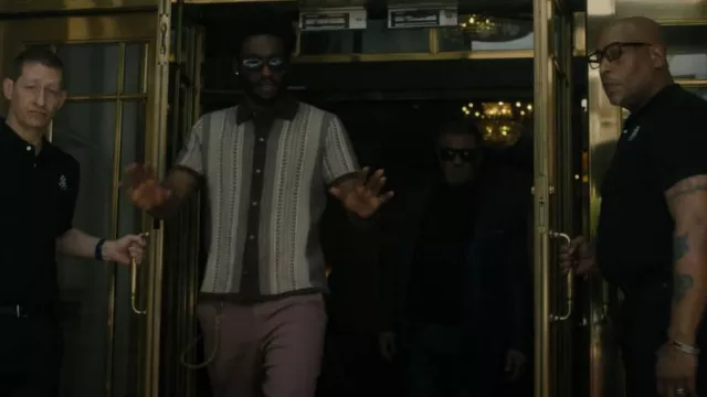 Bonobos Hudson Cabana Sweater Polo porté par Tyson (Jay Will) comme on le voit dans Tulsa King (S02E01)