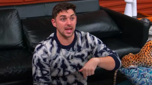 Suéter estampado de cuello redondo Koton usado por Garret Caillouet como se ve en The Circle (S07E04)