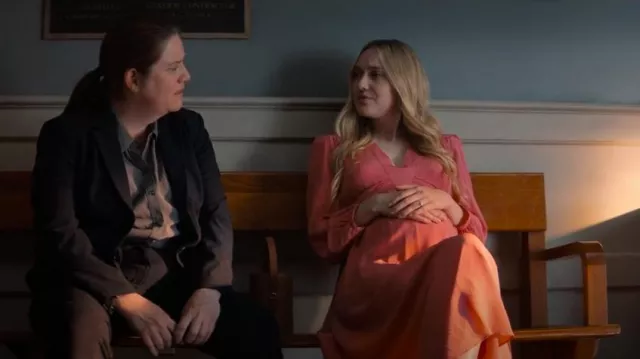 Vestido de Joie Kaz en rosa usado por Abby Winbury (Dakota Fanning) como se ve en La pareja perfecta (S01E06)