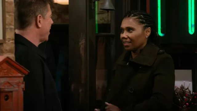 Mackage Elodie Manteau porté par Olivia Finch (Toks Olagundoye) comme on le voit dans Frasier (S02E02)