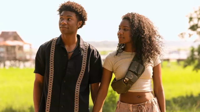 Tenues d’Outer Banks Saison 4 : Le pape Heyward (Jonathan Daviss) porte une chemise rayée noire de Banana Republic