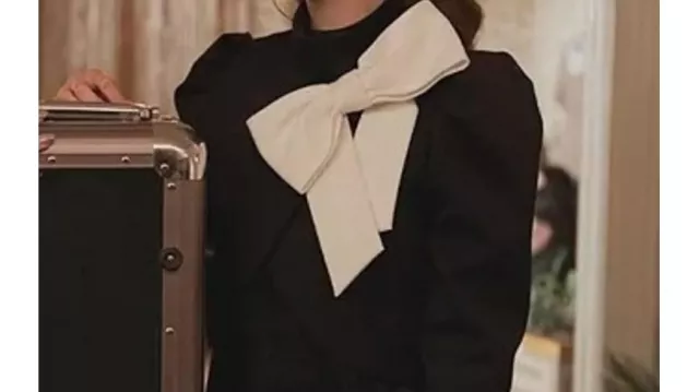 Tenues de Only Murders in the Building : Tawny Brothers (Siena Werber) porte une veste courte à col papillon blanc dans la saison 4, épisode 5