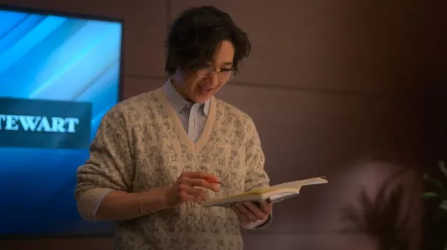 Pull à col en V en jacquard Schiesser porté par Daniel Kim (Tim Jo) comme on le voit dans Reasonable Doubt (S02E06)