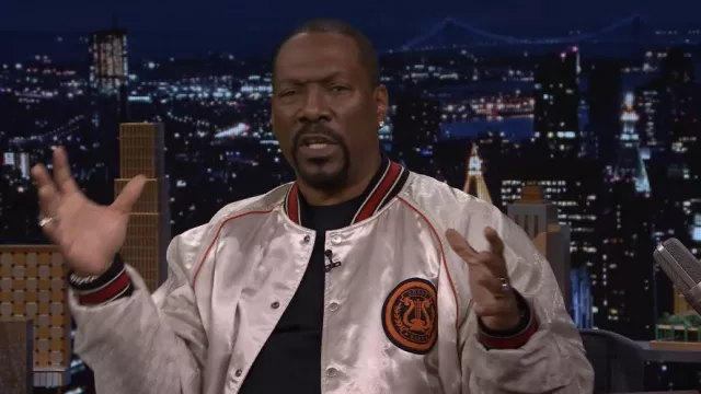 Eddie Murphy lleva una chaqueta bomber Gucci GG en blanco en The Tonight Show Starring Jimmy Fallon en septiembre de 2024