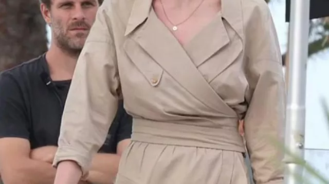 Atuendos de la serie de televisión Joan: Sophia Turner usa en el set un vestido con cinturón para interpretar a Joan Hannington en un tribunal del condado de Miami Dade en octubre de 2023