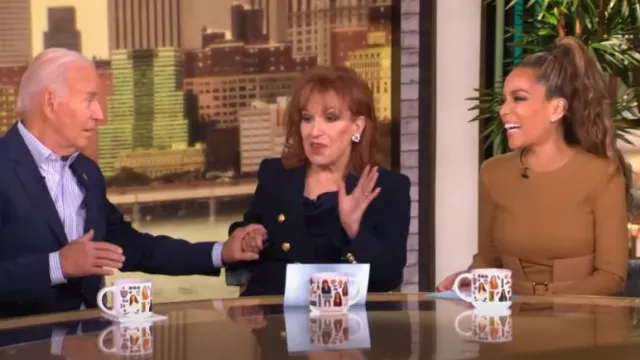 Robe midi plissée tissée à empiècements Sergio Hudson portée par Sunny Hostin comme on le voit dans The View le 25 septembre 2024