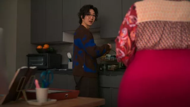 Obey Luka Splatter Cardigan porté par Daniel Kim (Tim Jo) comme on le voit dans Reasonable Doubt (S02E07)