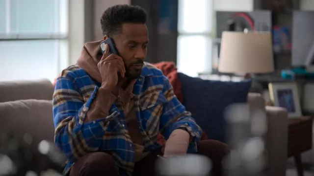 Représente une chemise en flanelle à carreaux portée par Lewis Stewart (McKinley Freeman) telle qu’on la voit dans Reasonable Doubt (S02E07)