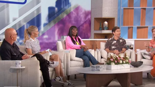 Skechers Jade-Best in Class Sneaker portée par Amanda Kloots comme on le voit dans The Talk le 24 septembre 2024