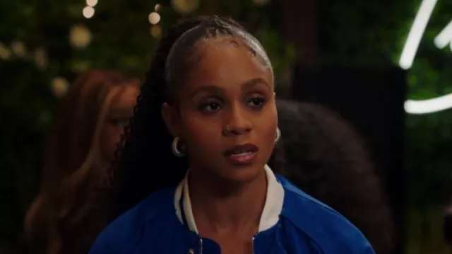 Boucles d’oreilles Sterling Forever Eliza portées par Simone Hicks (Geffri Maya Hightower) comme on le voit dans All American : Homecoming (S03E13)