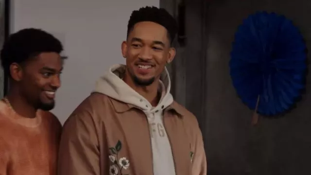Chaqueta de algodón bordada floral Pacsun usada por Damon Sims (Peyton Alex Smith) como se ve en All American: Homecoming (T03E13)