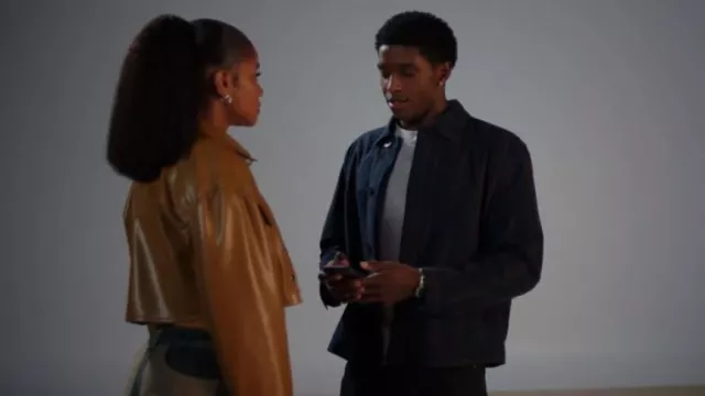 BDG Suki Racer Moto Denim Micro Mini Skirt usada por Simone Hicks (Geffri Maya Hightower) como se ve en All American: Homecoming (S03E13)