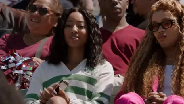 Suéter de cuello Johnny bordado de cachemira de algodón en pino usado por Thea Mays (Camille Hyde) como se ve en All American: Homecoming (S03E13)