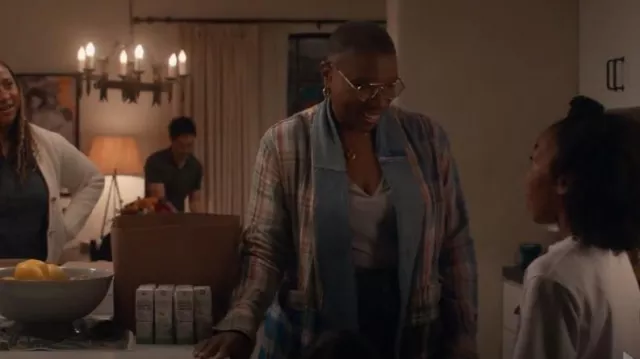 Greg Lauren GL1 Chemise en flanelle de coton à carreaux bordée de denim portée par Henrietta 'Hen' Wilson (Aisha Hinds) comme on le voit dans 9-1-1 (S08E01)