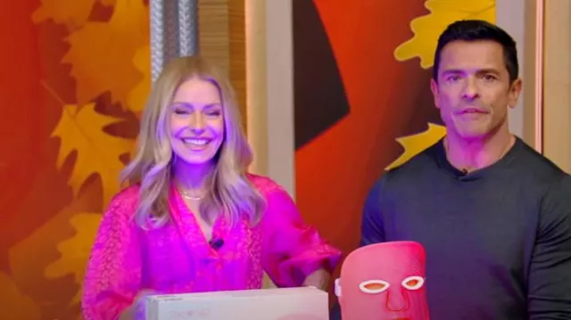 Robe midi Cefinn Daria Pussybow Jaquard portée par Kelly Ripa comme on le voit dans LIVE with Kelly and Mark le 27 septembre 2024