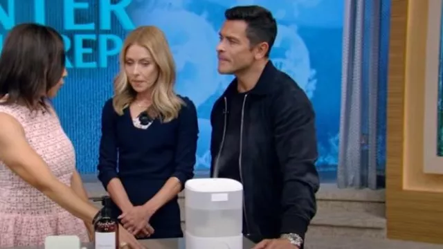 Officine Generale Mathieu Veste en daim portée par Mark Consuelos comme on le voit en LIVE avec Kelly et Mark le 26 septembre 2024
