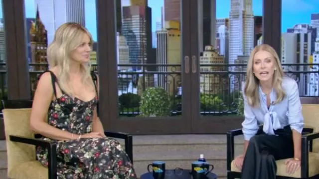 Haut bustier Alice + Olivia Helene porté par Kaitlin Olson comme on le voit dans LIVE with Kelly and Mark le 12 septembre 2024