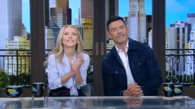 Valentino Garavani Toile Iconographe Blouse en jacquard de soie portée par Kelly Ripa comme on le voit dans LIVE with Kelly and Mark le 12 septembre 2024