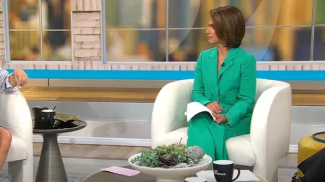 Pantalon large à micro plis fluides Me + Em en vert topaze porté par Kristine Johnson comme on le voit dans CBS Mornings le 27 septembre 2024