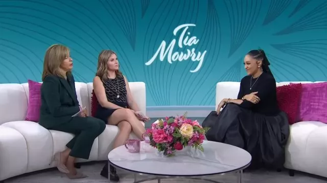 Robe midi à col montant Simkhai Kenlie portée par Tia Mowry, comme on le voit dans Today with Hoda & Jenna le 2 octobre 2024