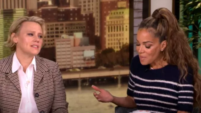 Khaite Helen Robe midi rayée en soie brossée et cachemire mélangé portée par Sunny Hostin, comme on le voit dans The View le 1er octobre 2024