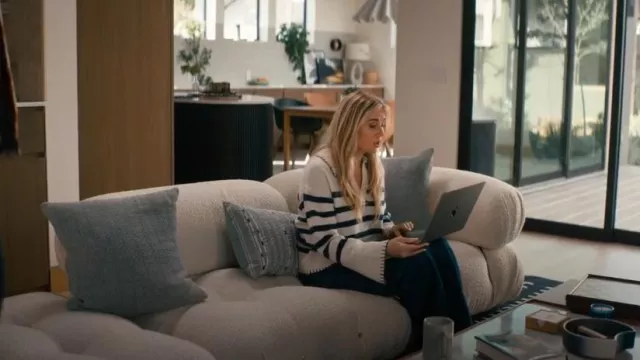 Rail Athena Sweater porté par Morgan (Justine Lupe) comme on le voit dans Nobody Wants This (S01E05)
