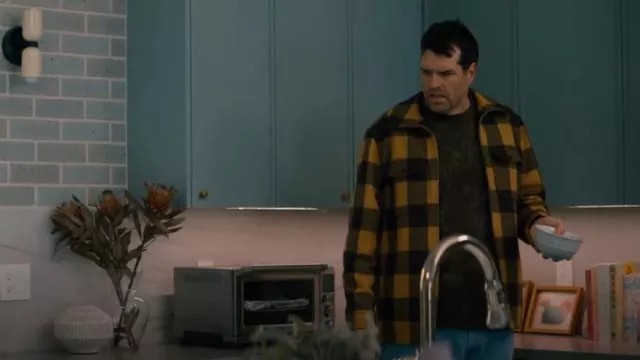 Sandro Check Yacket In Yellow porté par Sasha Roklov (Timothy Simons) comme on le voit dans Nobody Wants This (S01E06)