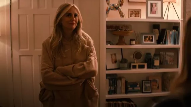 Sweat à capuche Nike Phoenix Fleece pour femme porté par Morgan (Justine Lupe) comme on le voit dans Nobody Wants This (S01E08)