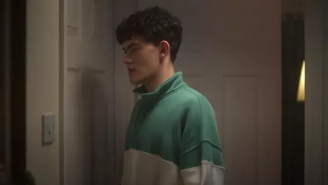 Sudadera Abercrombie & Fitch Tonal Chest Panel Half Snap en verde usada por Charlie Spring (Joe Locke) como se ve en Heartstopper (S03E01)